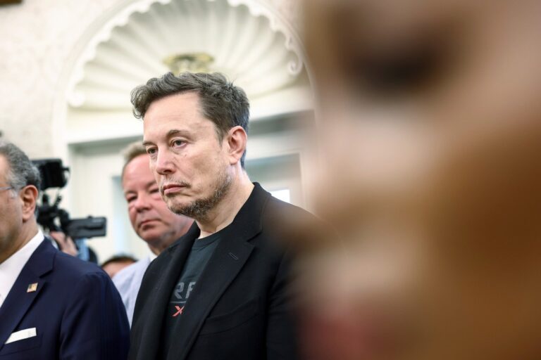 elon-musk-hopes-to-wriggle-his-way-out-of-allegations-he-duped-twitter-investors-thumb