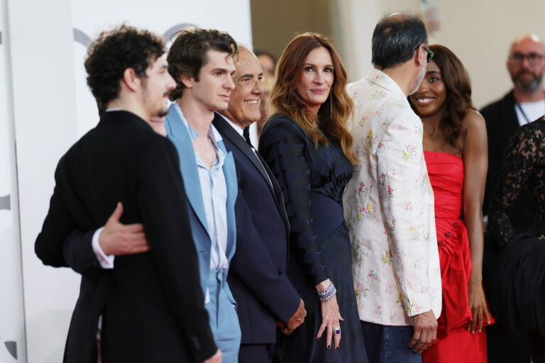 julia-roberts-8217-after-the-hunt-gets-6-minute-ovation-at-venice-world-premiere-thumb