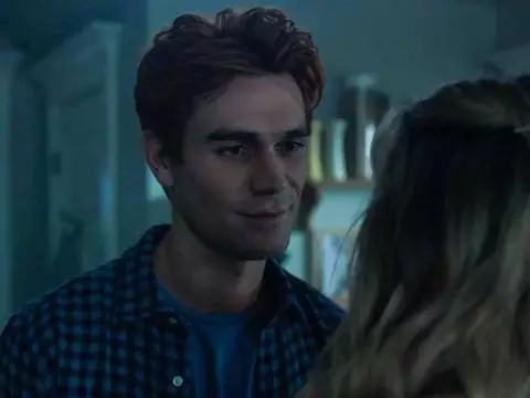 riverdale-kj-apa-confirma-que-rolou-pegao-entre-o-elenco-nos-bastidores-thumb